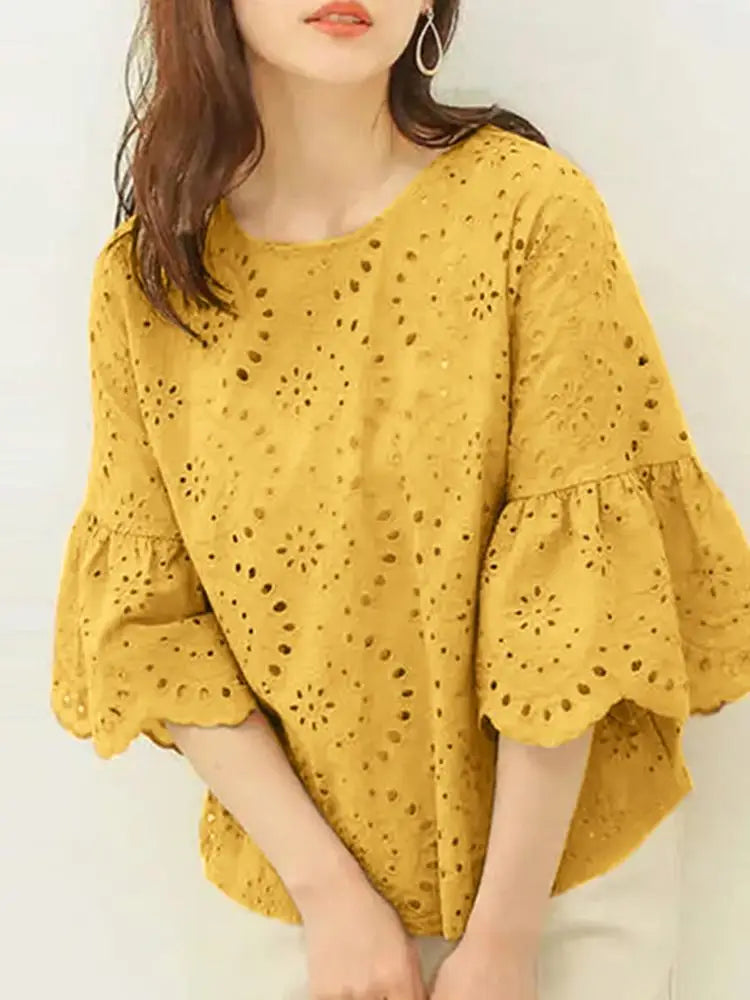 Elegant Top: Lace Details for a Holiday Vibe