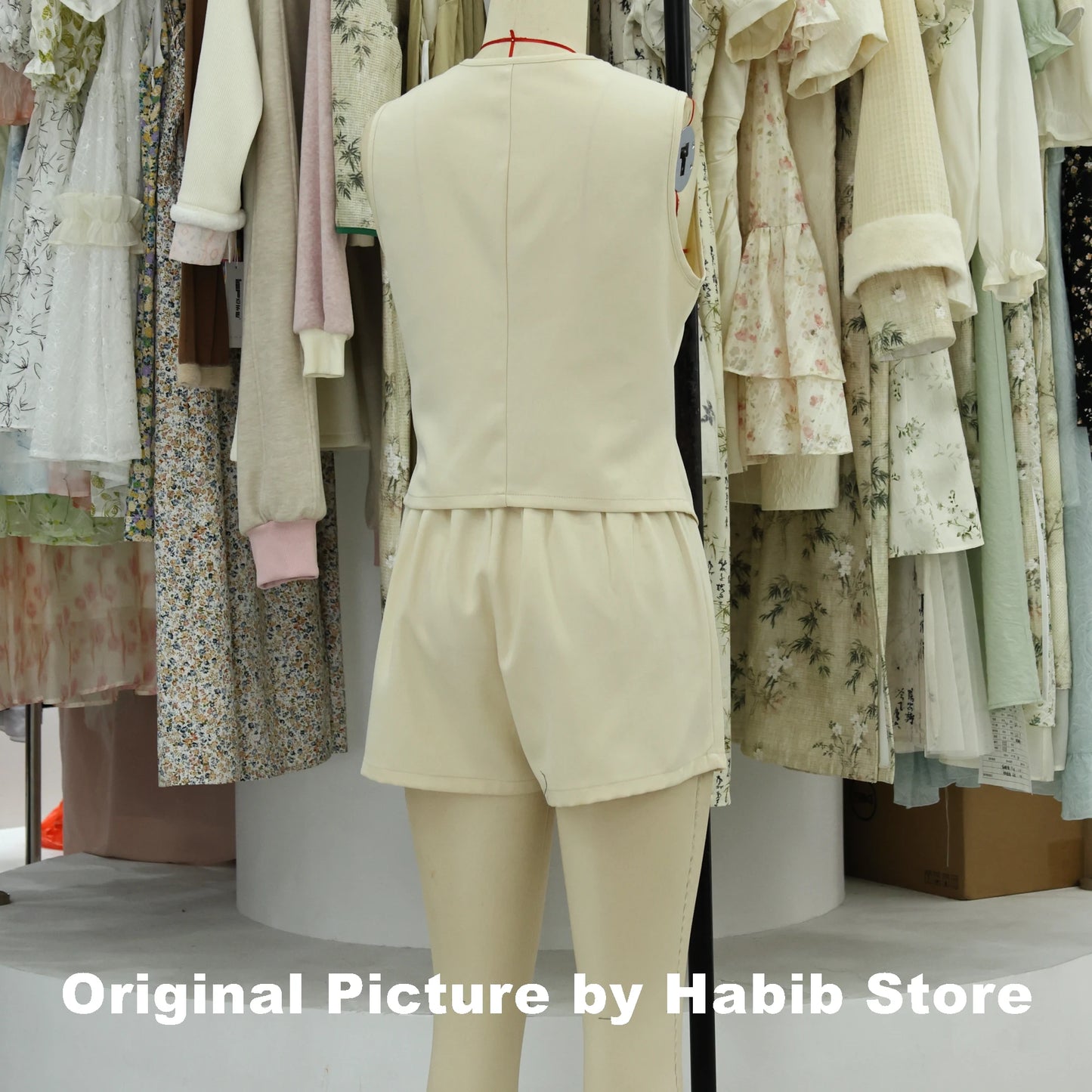 Casual Two-Piece: Sleeveless Elegance for the Modern Lady